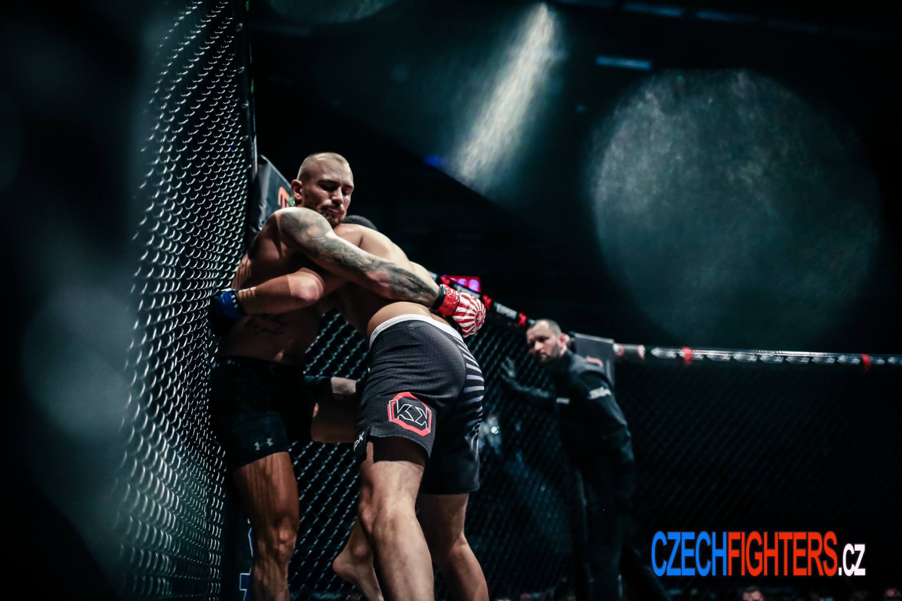 Yassin NAJID dans la cage avec short MMA Rockkick Storm